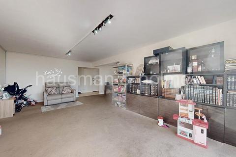 2 bedroom flat for sale, James Close, NW11