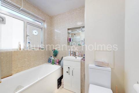 2 bedroom flat for sale, James Close, NW11