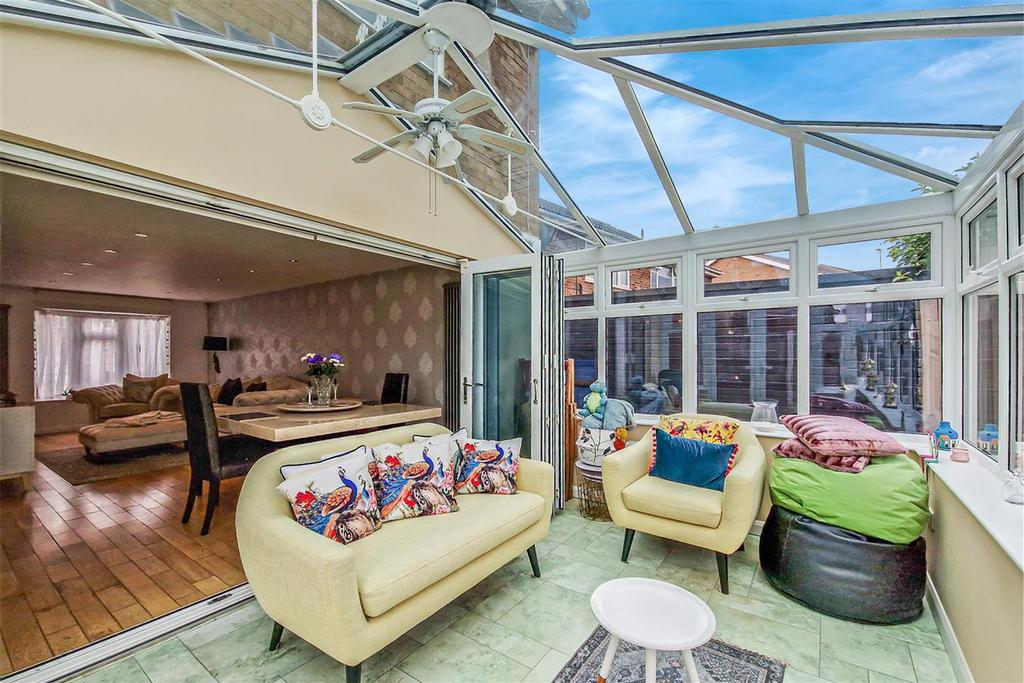 Admirals Walk, Shoeburyness SS3 3 bed semidetached house £470,000