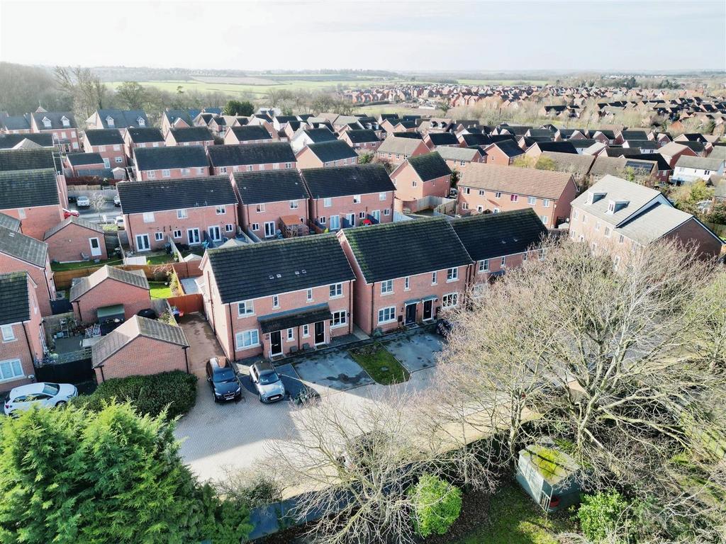 Batchelor Close, Whitnash, Leamington Spa 3 bed semidetached house for sale £310,000