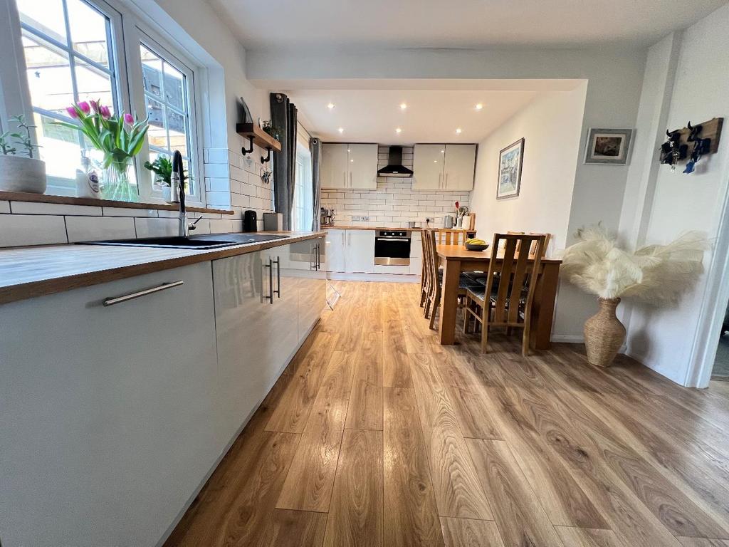 Connolly Drive, Rothwell, Kettering 3 bed detached house for sale £