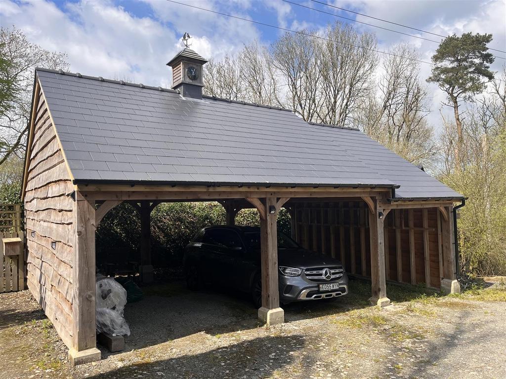 Garage / Carport