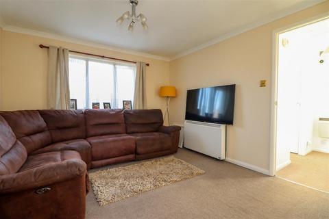 1 bedroom flat for sale, Windsor Close, Southwater, Horsham