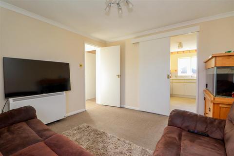 1 bedroom flat for sale, Windsor Close, Southwater, Horsham