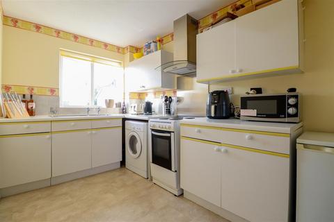 1 bedroom flat for sale, Windsor Close, Southwater, Horsham