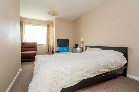 19 Windsor Close, Southwater, Horsham, RH13 9XH