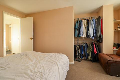 19 Windsor Close, Southwater, Horsham, RH13 9XH