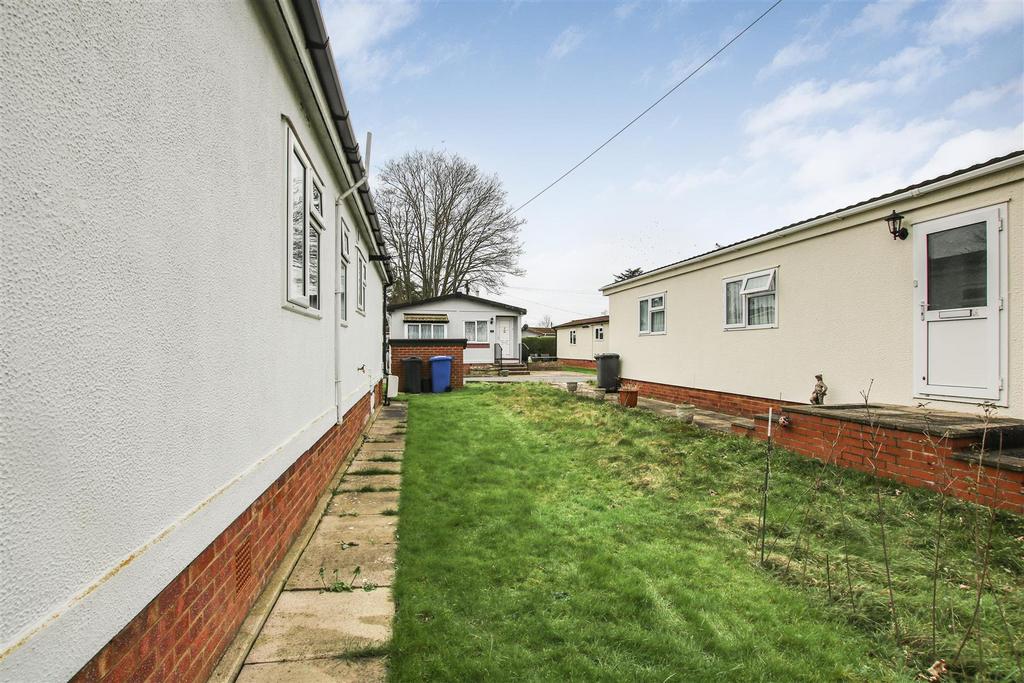 Willows Riverside Park, Windsor 2 bed park home for sale £160,000
