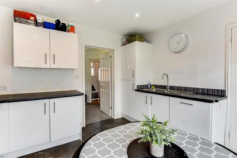 9 Brook Close, Worthing, BN11 2QW