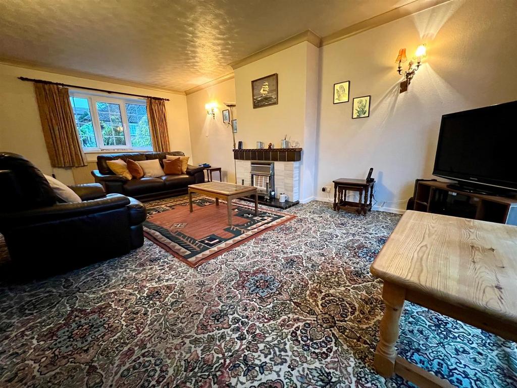 Bramleys Estate Agents - Moor Park Avenue (7).jpg