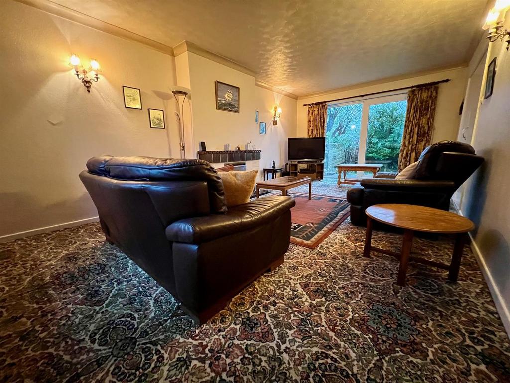 Bramleys Estate Agents - Moor Park Avenue (8).jpg