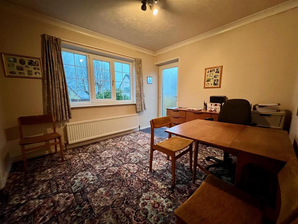 Bramleys Estate Agents - Moor Park Avenue (9).jpg