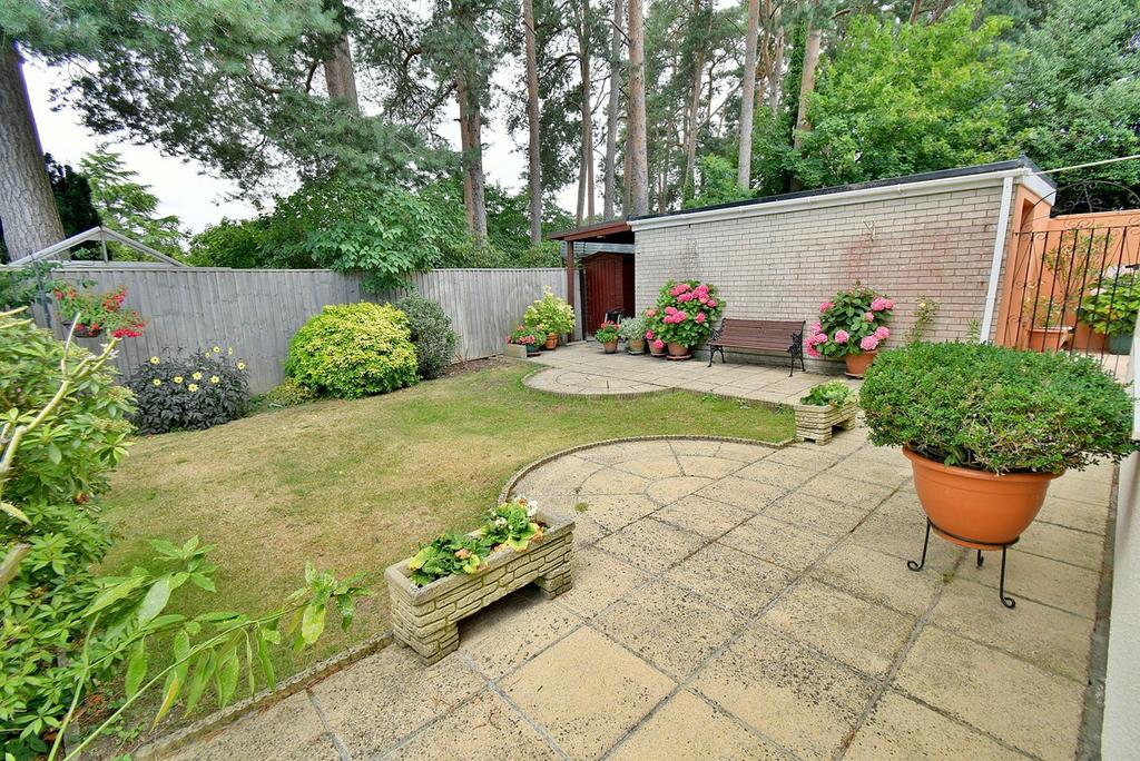 Tricketts Lane, Ferndown, BH22 4 bed detached house for sale £500,000