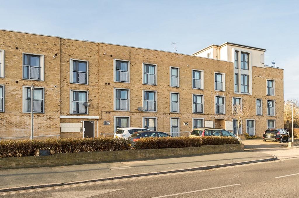 Two Rivers Court, Hatton Road, Bedfont, TW14 2 bed flat for sale £106,000