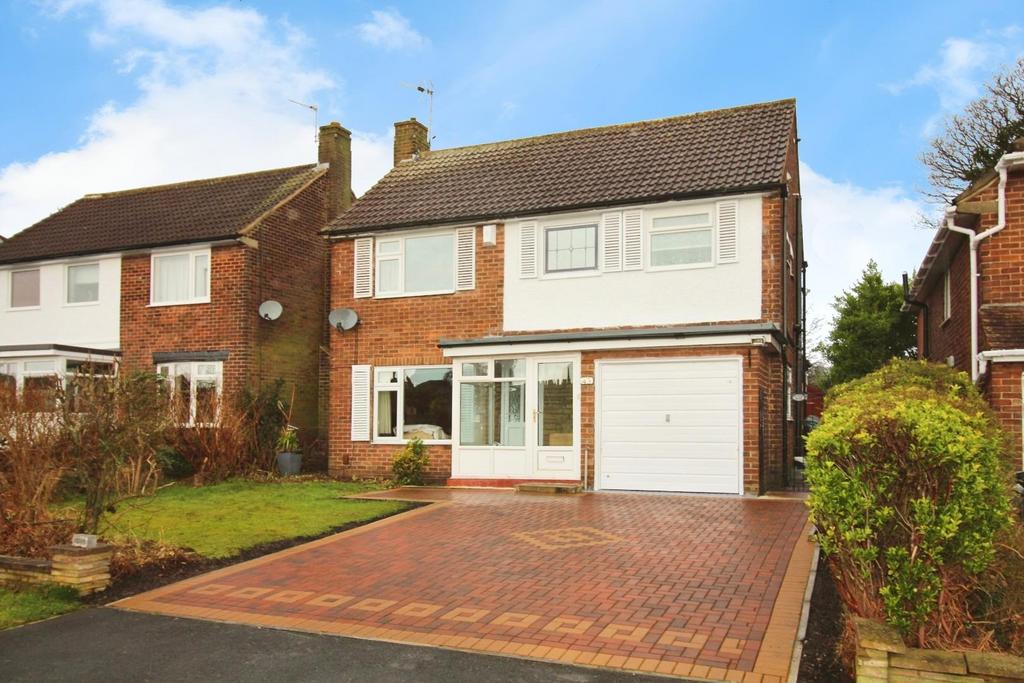 Rockwood Crescent, Woodhall, LS28 5AD 3 bed detached house for sale £