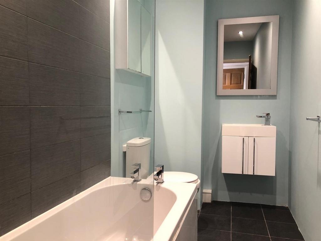 72 TR Bathroom.jpg