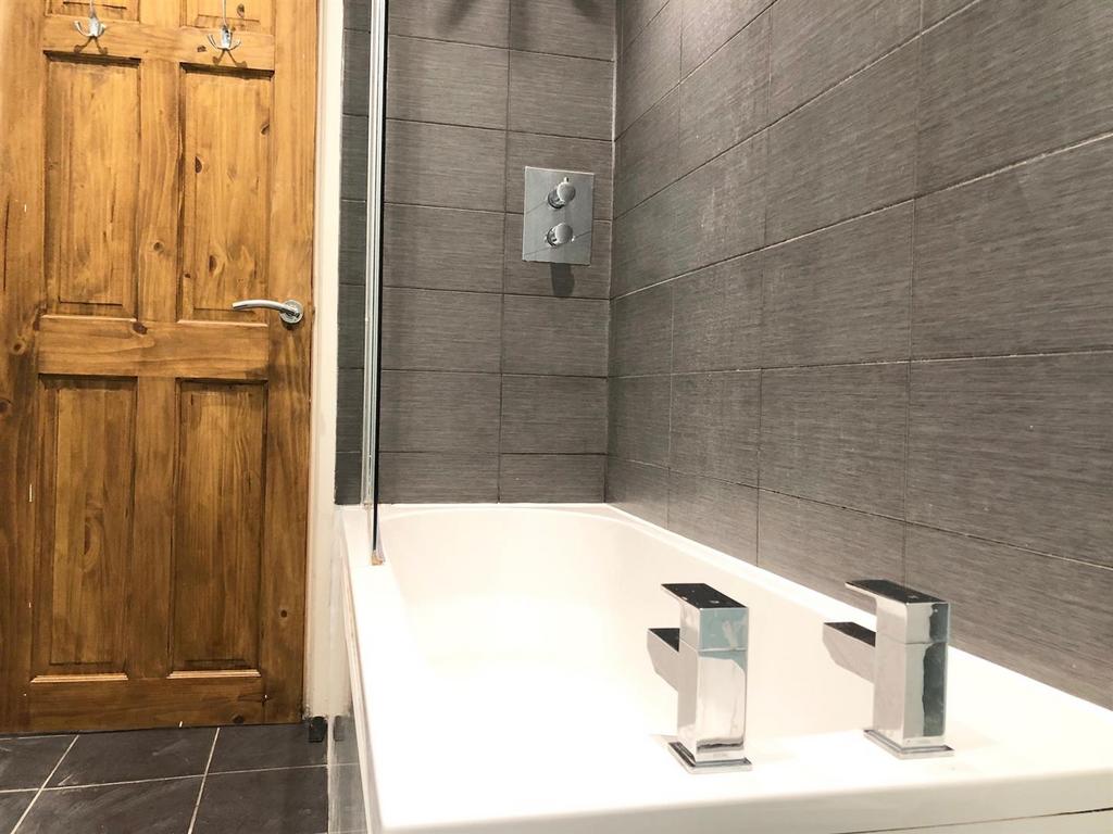 72 TR Bath 2.jpg