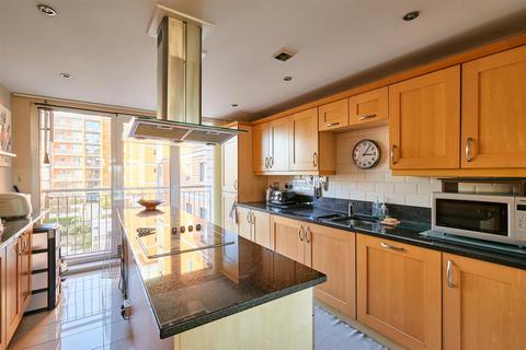 3 bedroom apartment for sale - Holland Gardens, Brentford TW8