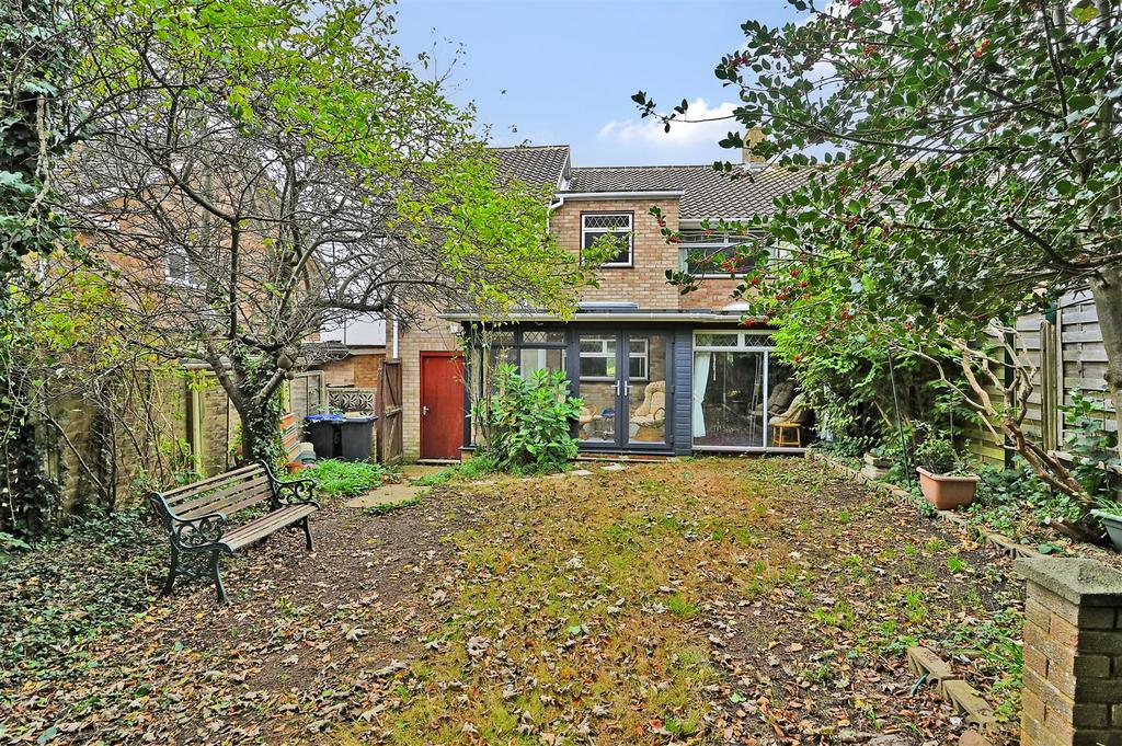 10 Highdown close bn42 (25).jpg