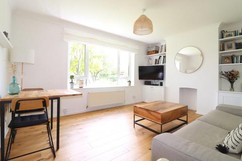 3 bedroom flat for sale, Hall Drive, London