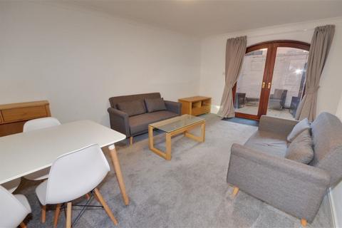 2 bedroom apartment to rent, Riverside Court, Leeds, LS1