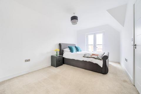 Flat 5, 17 Brooks Drive, Ryarsh, West Malling, ME19 5GS