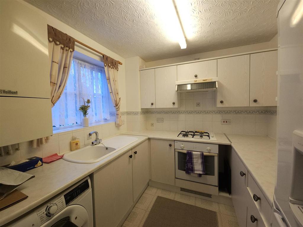 Astbury Close, Bloxwich, Walsall 2 bed terraced house £850 pcm (£196 pw)