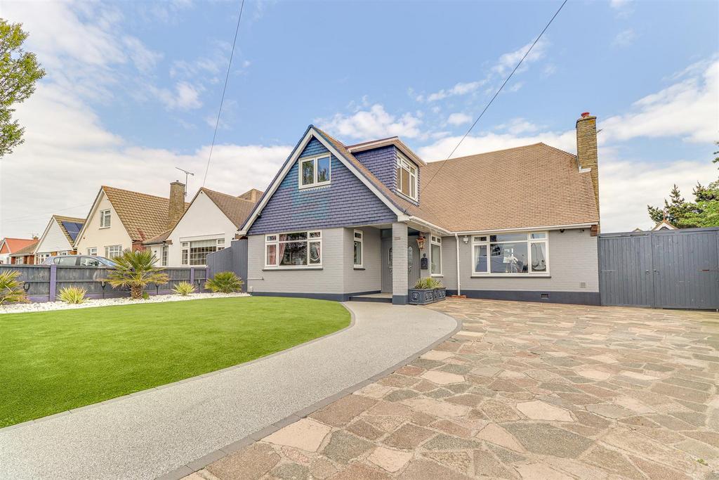 Waterford Road, Shoeburyness SS3 4 bed detached house for sale £900,000