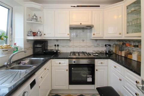 2 bedroom flat for sale, Heybourne Road, London