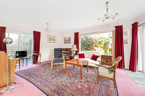7 Ashdown Close, Beckenham, BR3 6TJ