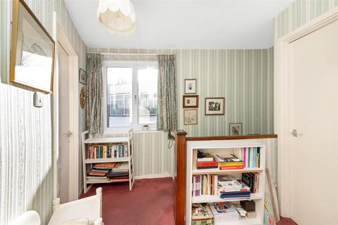 7 Ashdown Close, Beckenham, BR3 6TJ