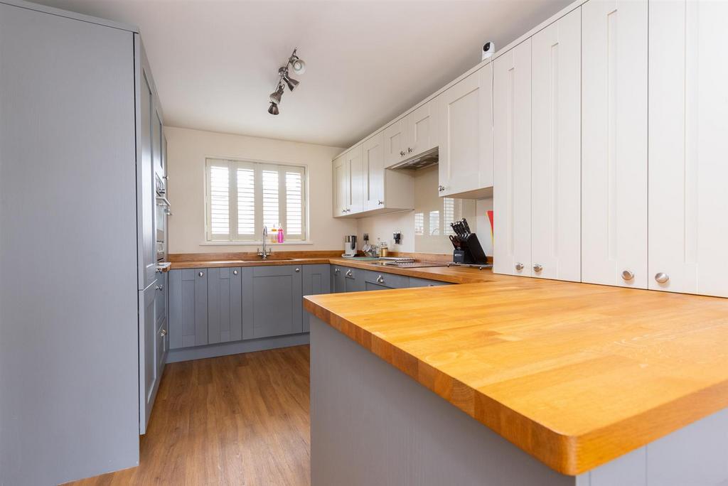Falkland Road, Basingstoke RG24 3 bed end of terrace house for sale £