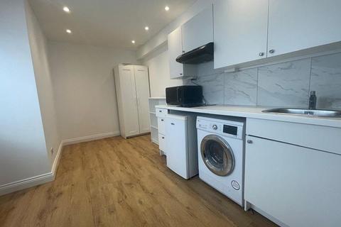 Studio to rent, Gloucester Place  NW1 6DT