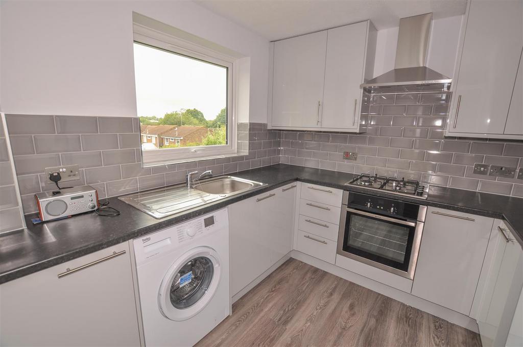 Wyedale, London Colney 2 bed flat to rent £1,250 pcm (£288 pw)