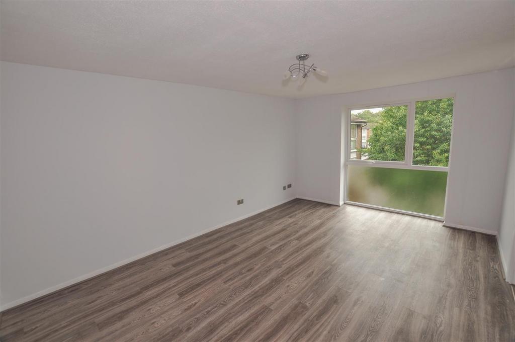 Wyedale, London Colney 2 bed flat to rent £1,250 pcm (£288 pw)