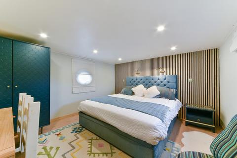 3 bedroom houseboat to rent, Lighterman's Wharf, SW18