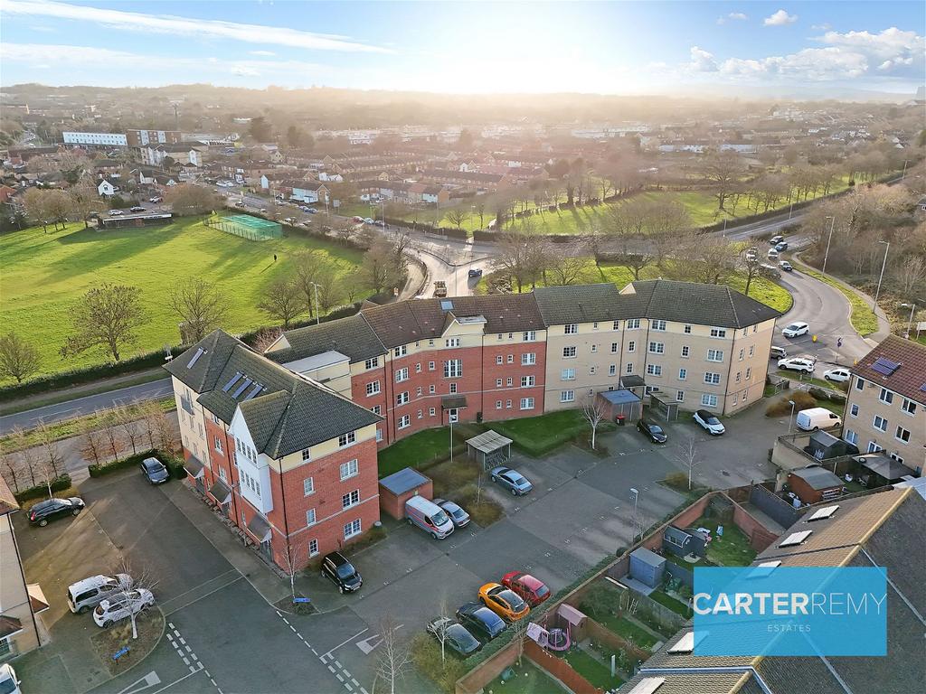 Gainsborough Close, Basildon, SS14 2 bed flat for sale £235,000