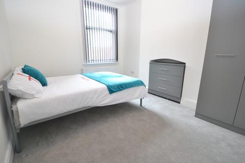 4 bedroom detached house to rent, Chantrey Road, West Bridgford NG2