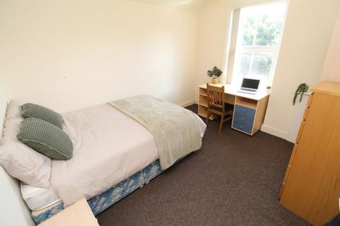 4 bedroom detached house to rent, Ella Road, West Bridgford NG2