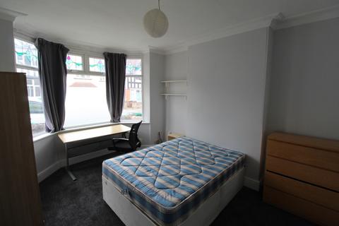 6 bedroom semi-detached house to rent, Elmsthorpe Avenue, Nottingham NG7