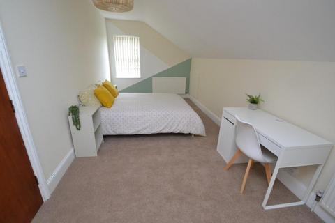 4 bedroom flat to rent, Henry Road, West Bridgford NG2