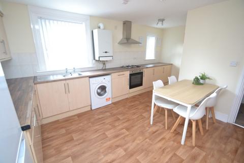 4 bedroom flat to rent, Henry Road, West Bridgford NG2