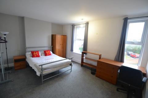 4 bedroom terraced house to rent, Highfield Road, Nottingham NG7