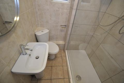 3 bedroom flat to rent, Mount Hooton Road, Nottingham NG7