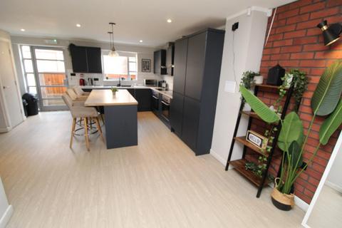 8 bedroom flat to rent, North Sherwood Street, Nottingham NG1
