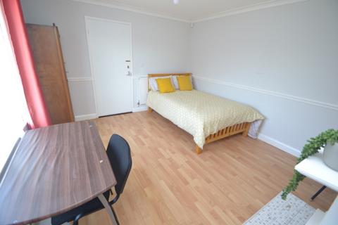 4 bedroom detached house to rent, Oliver Close, Nottingham NG7