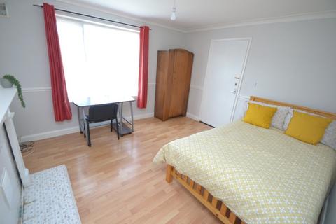 4 bedroom detached house to rent, Oliver Close, Nottingham NG7