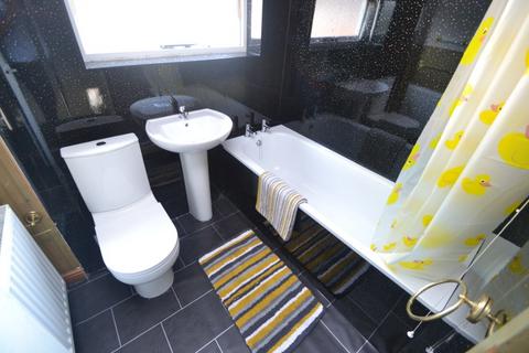 4 bedroom detached house to rent, Oliver Close, Nottingham NG7
