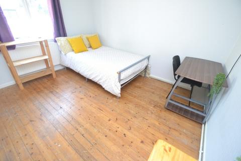 4 bedroom detached house to rent, Oliver Close, Nottingham NG7