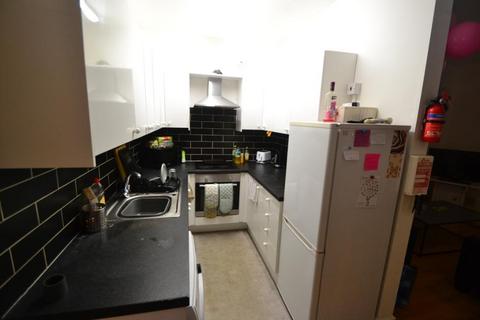 4 bedroom flat to rent, Raleigh Street, Nottingham NG7